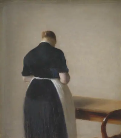 Kvindefigur set fra ryggen
