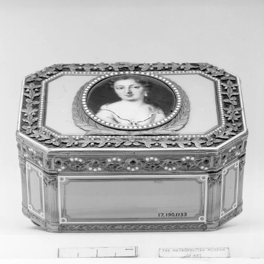 Snuffbox with portrait of a woman by Continental (possibly Swiss) Painter