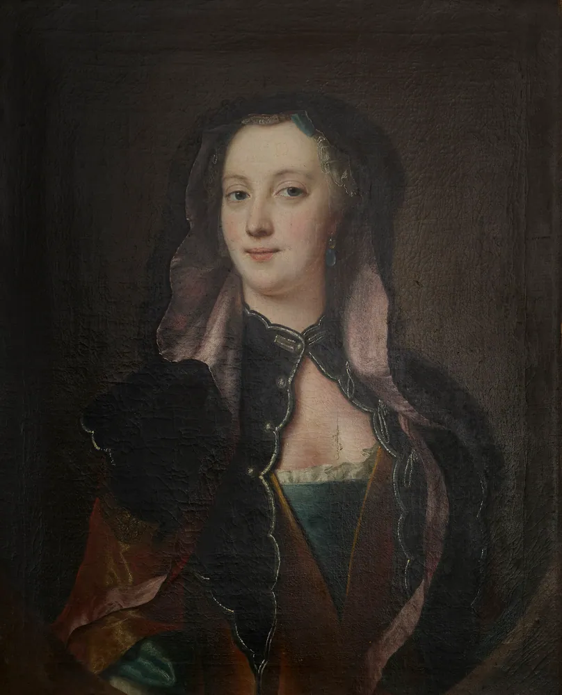 Dame i sort og rød dragt by Andreas Møller