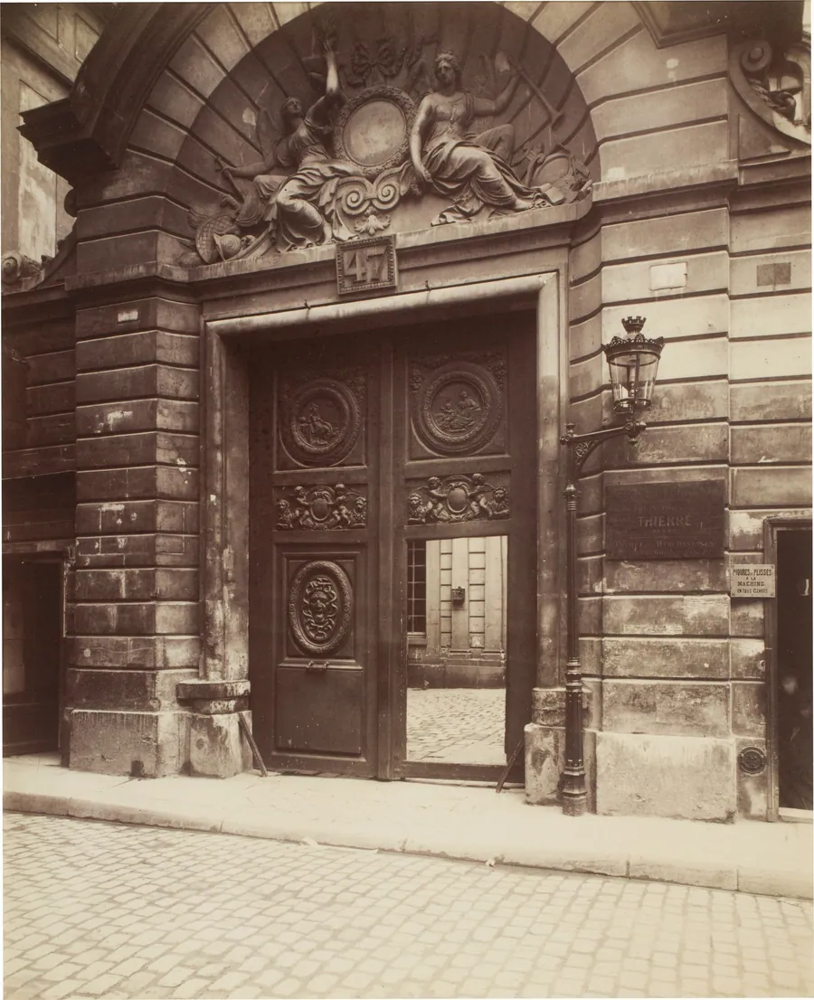 Hôtel des Ambassadeurs de Hollande, 47 rue Vieille-du-Temple by Eugène Atget