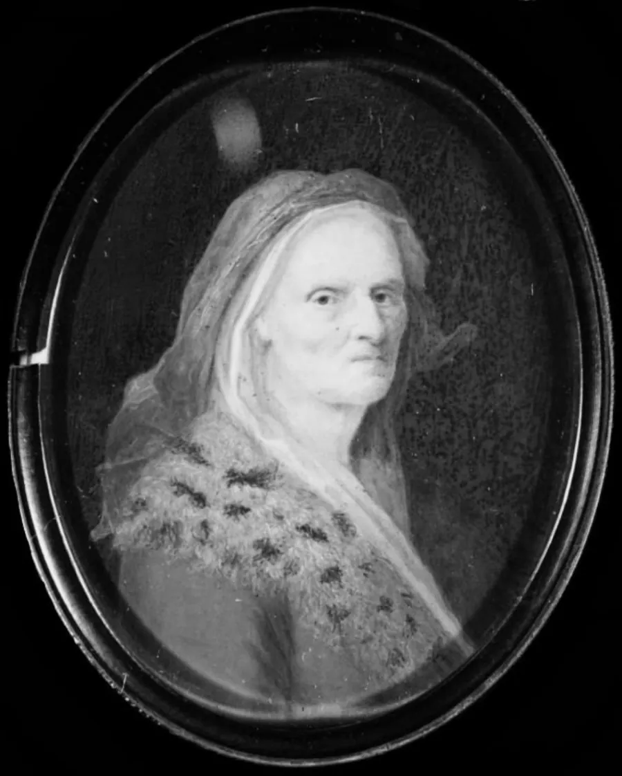 Gammel kone med pelsværkskrave by Christopher Deram