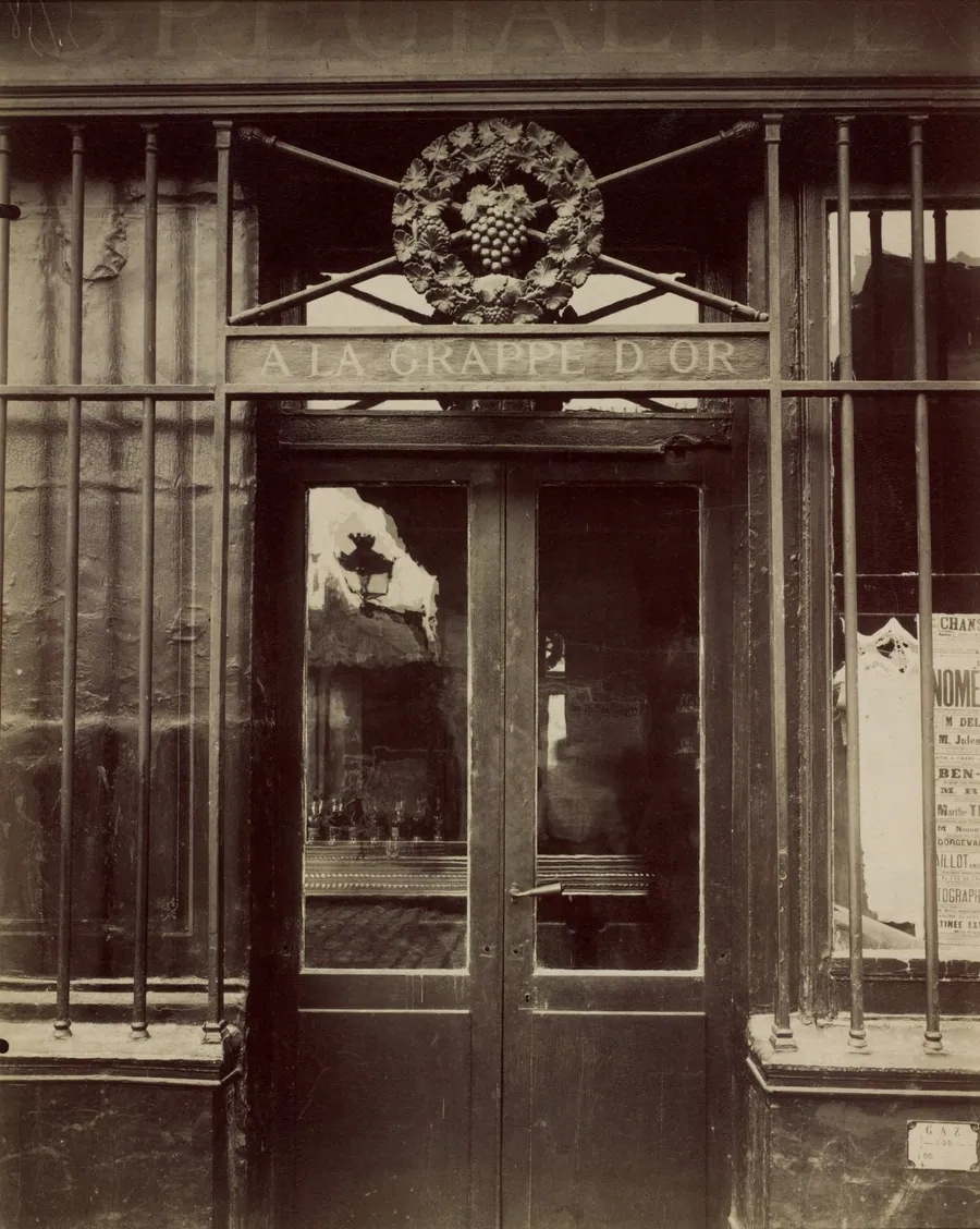 A la Grappe d'Or, 4 place d'Aligre by Eugène Atget
