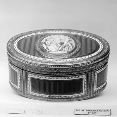 Snuffbox with grisaille miniature of scene from Don Quixote