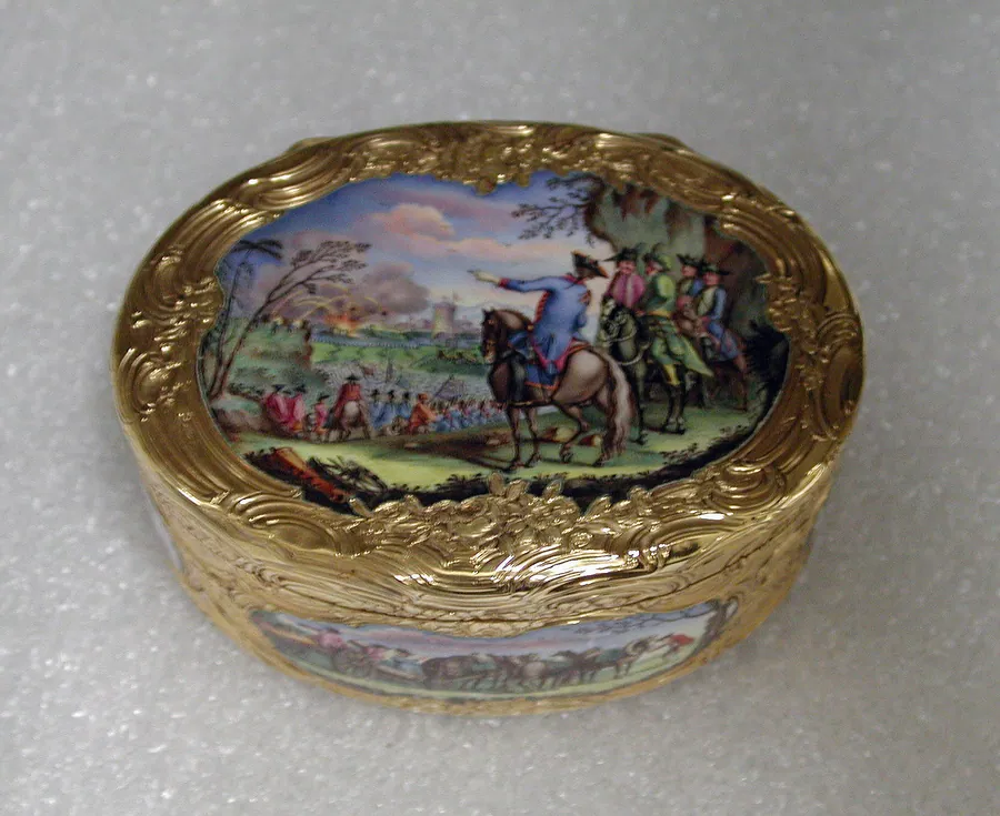 Snuffbox with military scenes by I.I.H.
