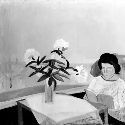 Læsende dame på en veranda