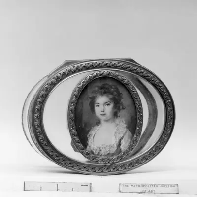 Box with portrait of a young girl with the initials DE