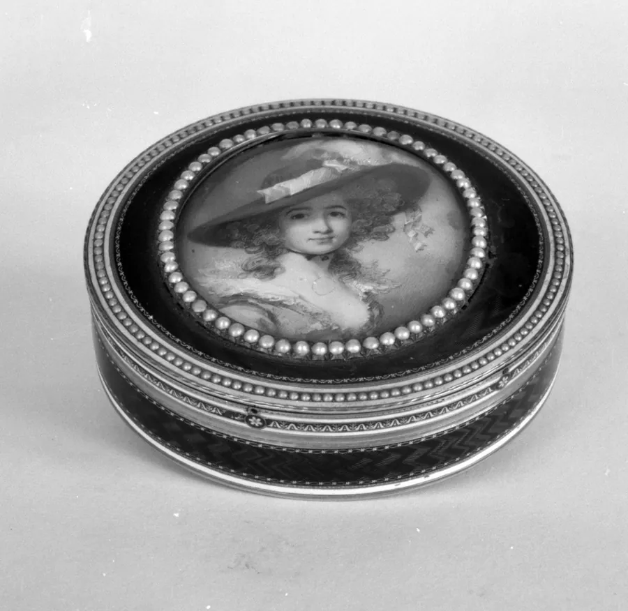 Snuffbox with portrait of a woman by G.R.C.