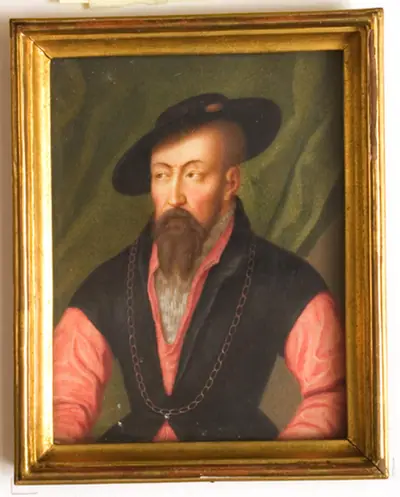 Mand med flad baret og halskæde