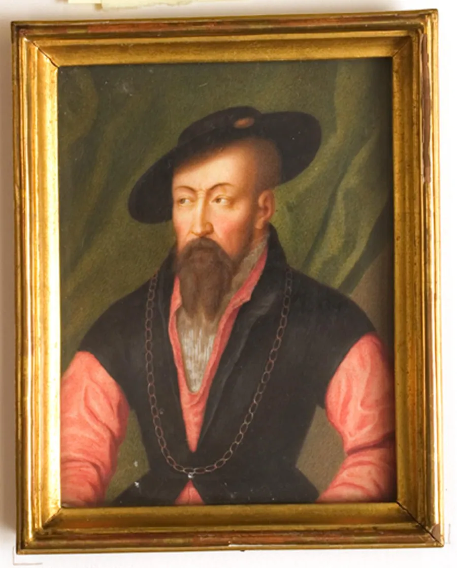Mand med flad baret og halskæde by Daniel Gardelle