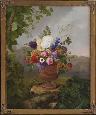 Vase i græsk stil med blomster, stående på en træstub