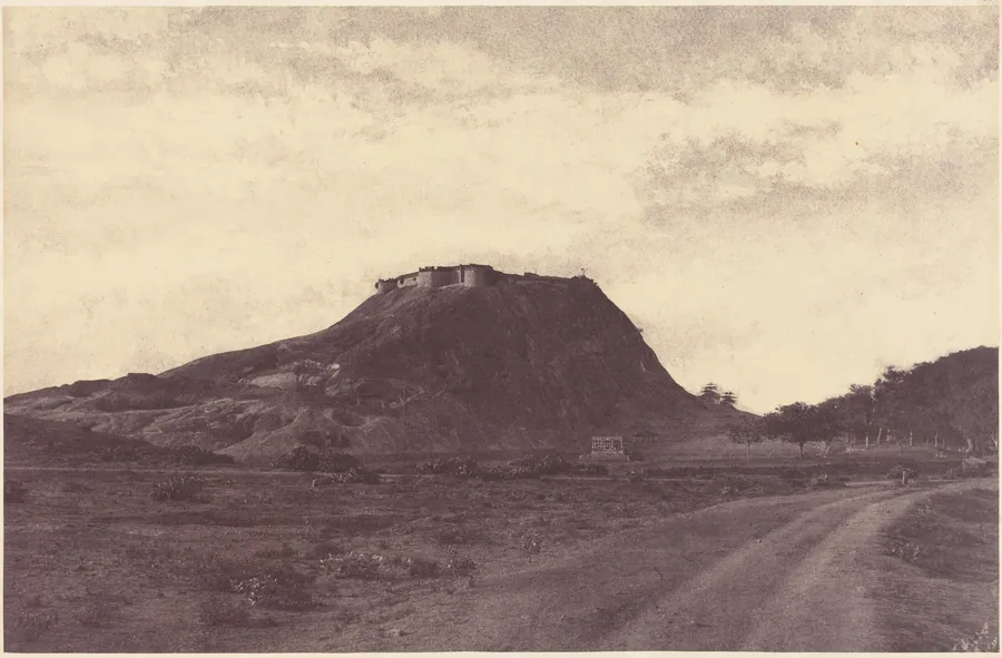 Namculdroog: Droog and Tank by Linnaeus Tripe