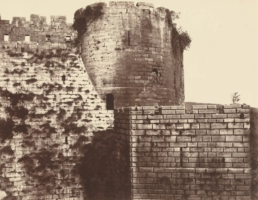 Kalaat-El Hosn, deuxième enceinte, extérieur, midi by Louis De Clercq