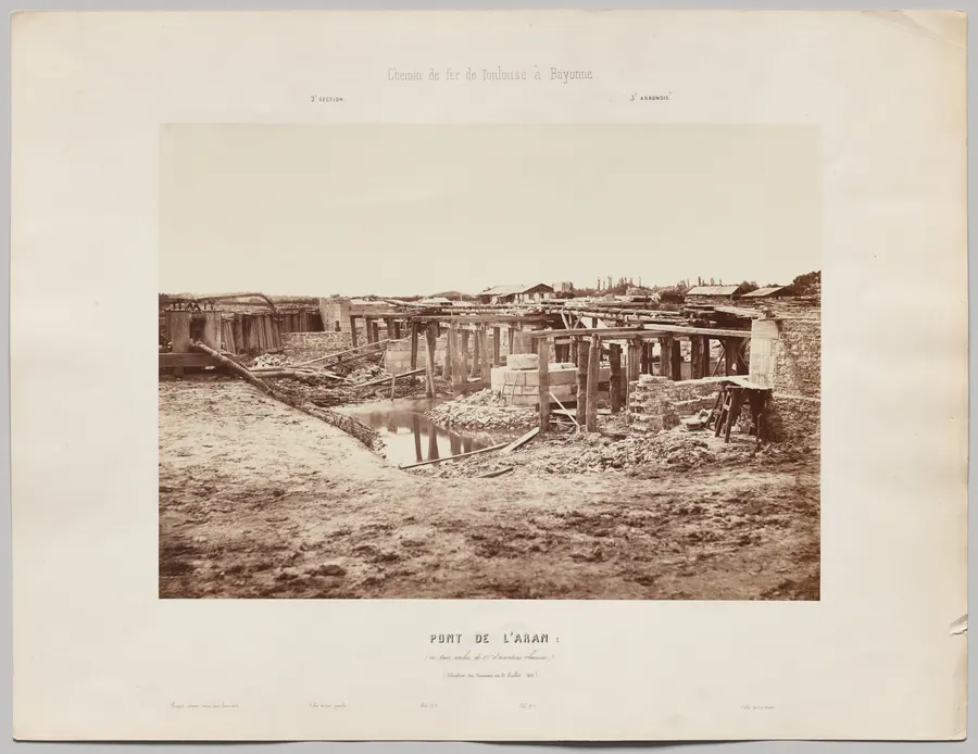 Chemin de fer de Toulouse à Bayonne. Pont de l'Aran (en trois arches de 17m d'ouverture chacune). Situation des travaux au 21 juillet 1861 by Édouard Baldus