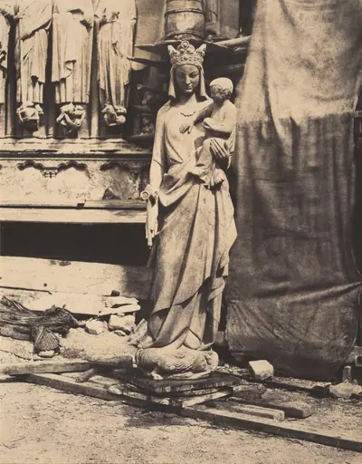 Vierge à l'enfant sculptée par Geoffroy-Dechaume, chantier de la cathédrale Notre-Dame, Paris (Madonna and Child, sculpted by Geoffroy-Dechaume, Notre-Dame Cathedral, Paris)