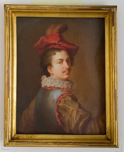 Herre med rød baret