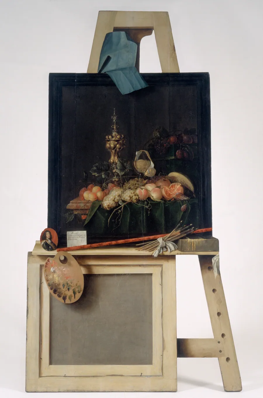 Trompe l'oeil-staffeli med frugtstykke. Udskåret i træ by Cornelius Norbertus Gijsbrechts