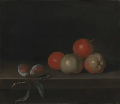 Æbler og ferskner på et bord