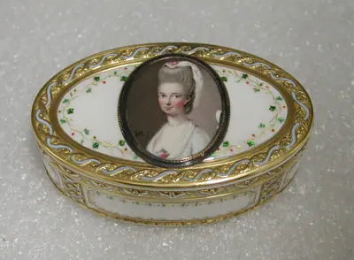 Snuffbox with portrait of a woman