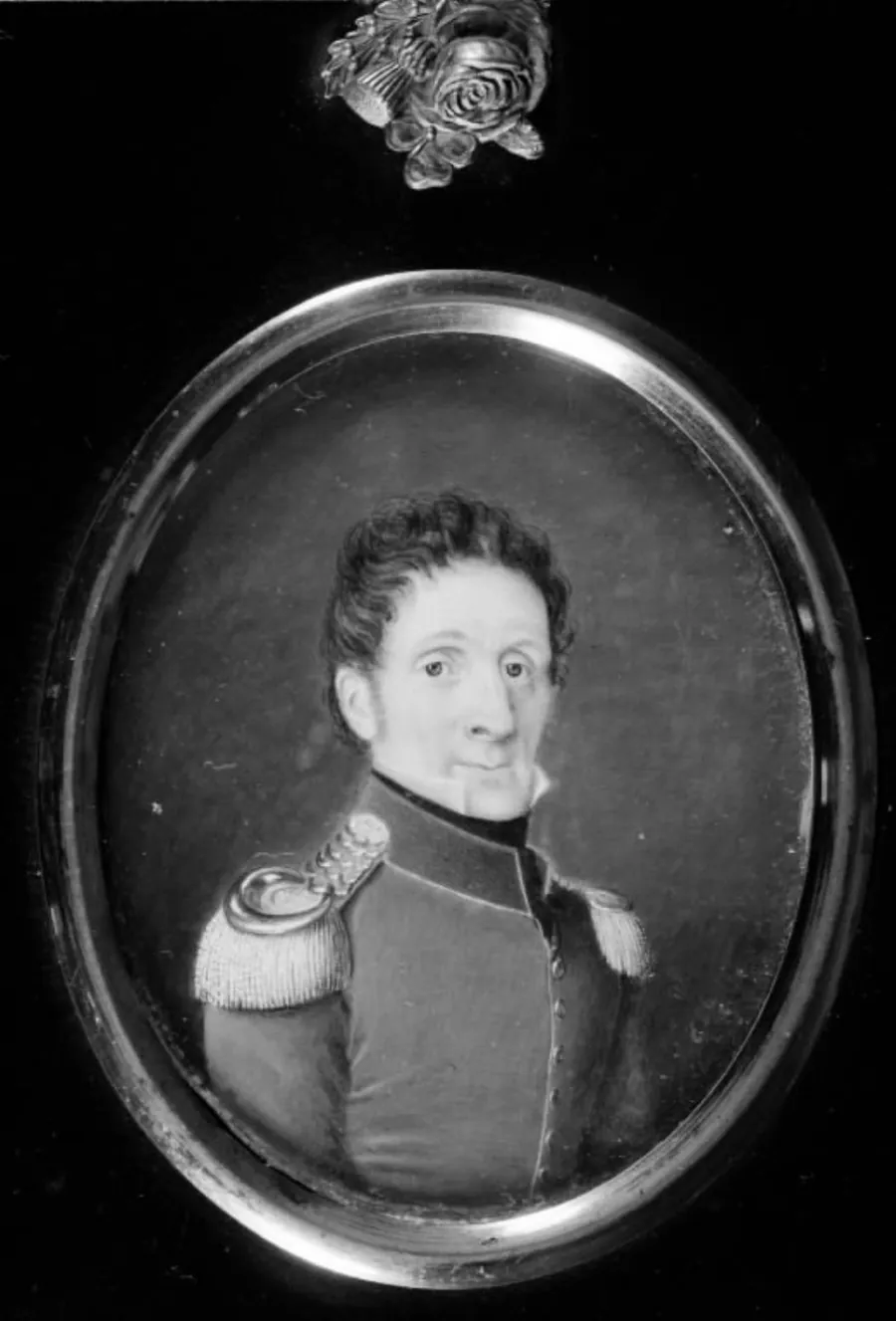 Ubekendt officer i rød uniform by Christian Petersen