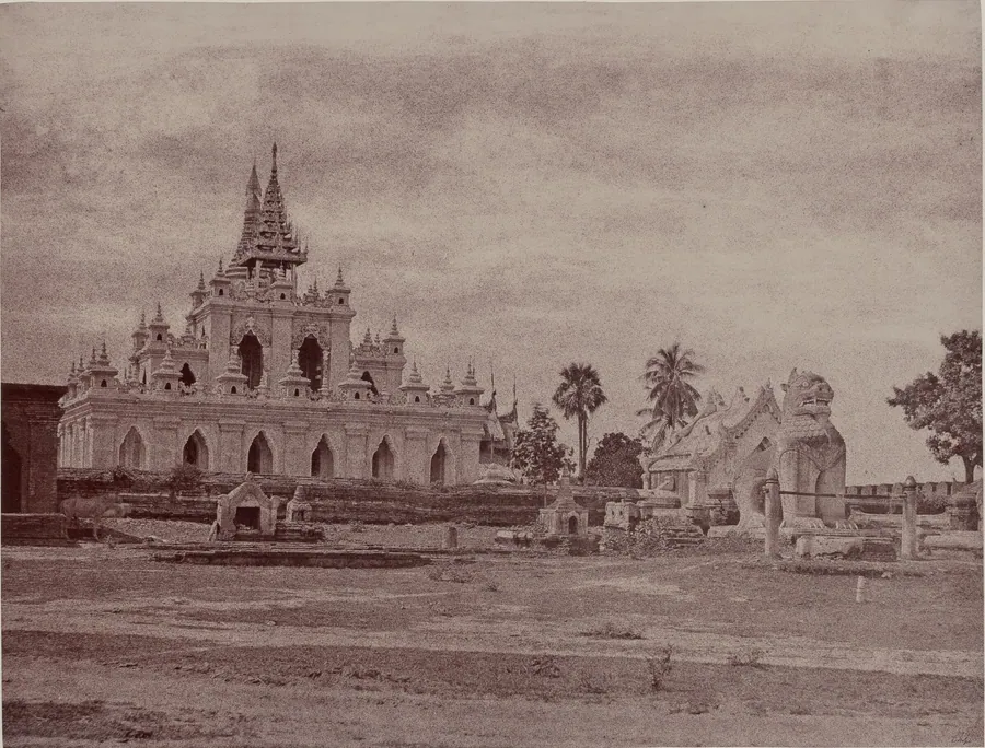 Amerapoora: Sindu Shwe koo Pagoda by Linnaeus Tripe