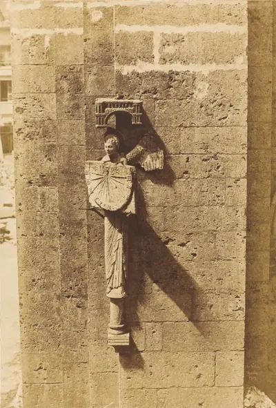 Ange Portant un Cadran Solaire, à l'Eglise de Chartres