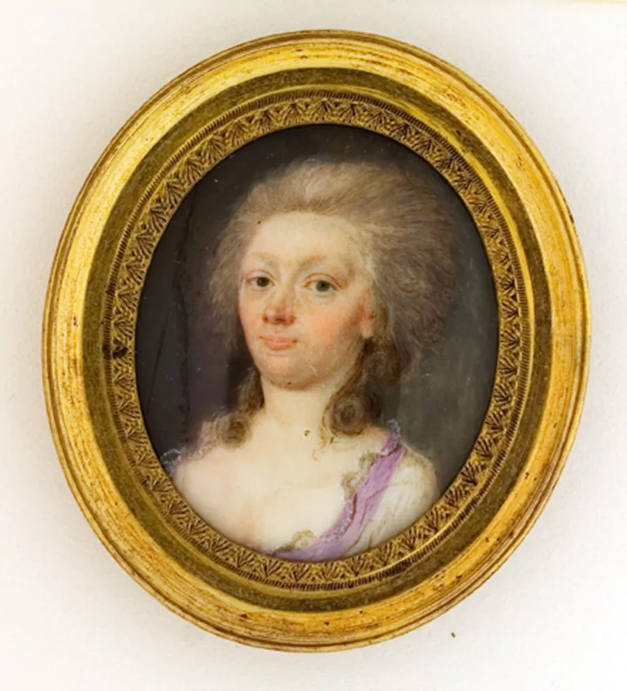 Dame i kjole med lilla kant by Ubekendt