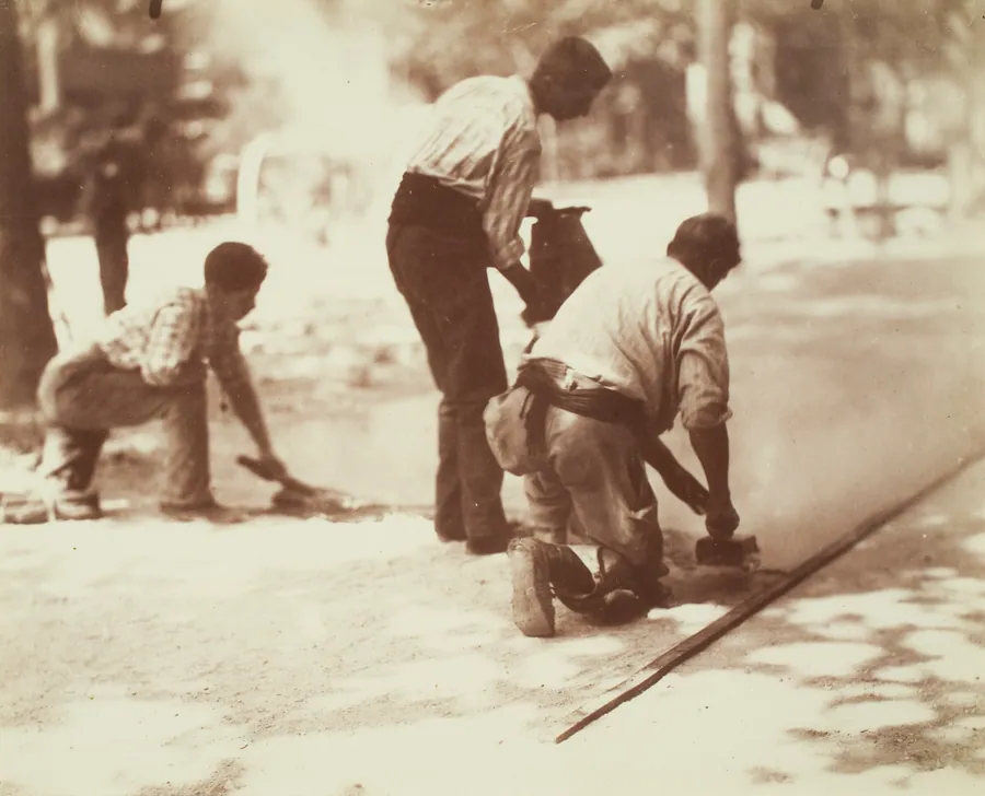 Bitumiers by Eugène Atget