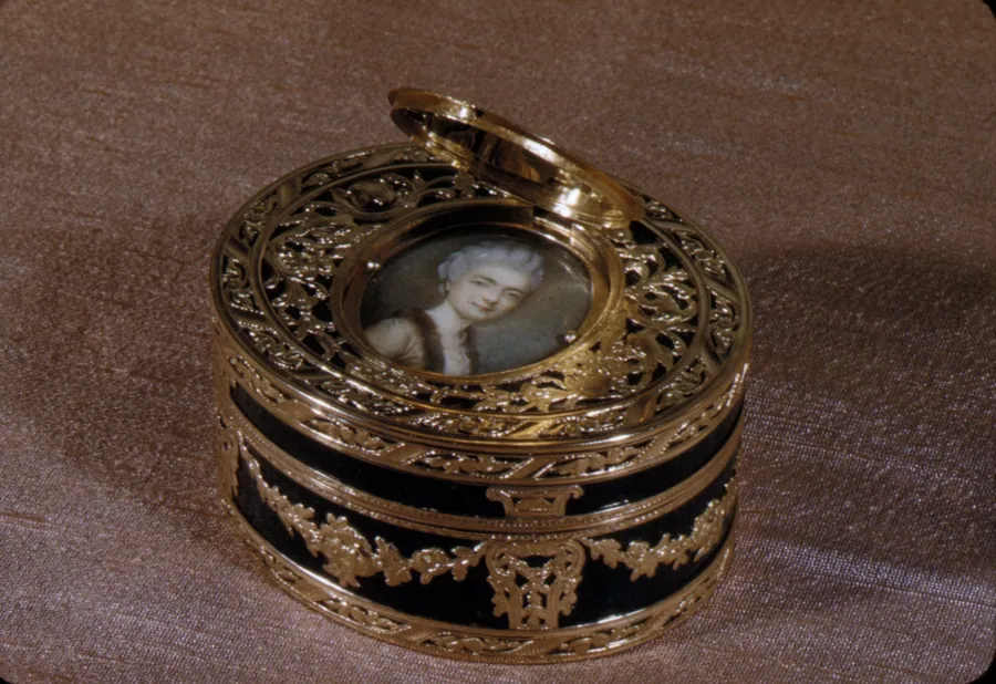 Snuffbox with portrait of a woman by Claude Héricourt