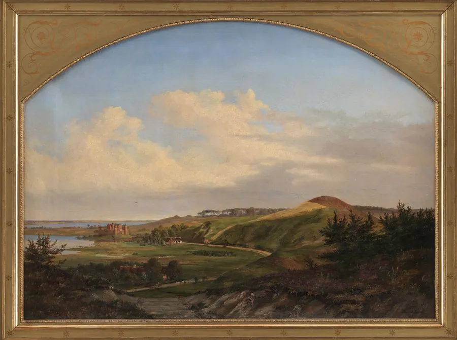 Et nordsjællandsk landskab. Motivet taget fra den egn ved Arresø hvor Valdemar Sejr byggede Dronningholm Slot til minde om dronning Dagmar by Thorald Læssøe