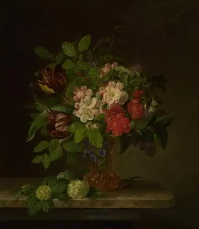 Et glas med forårsblomster